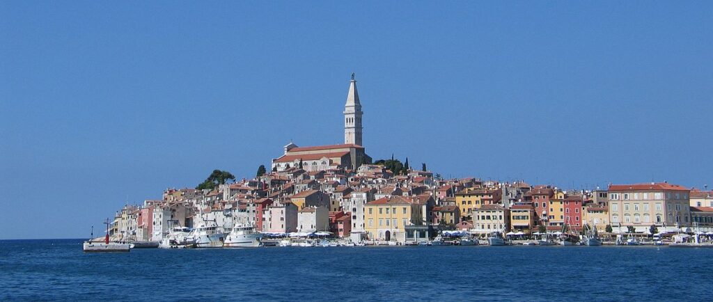 1280px-Old_town_of_Rovinj_Croatia_2005-09-15